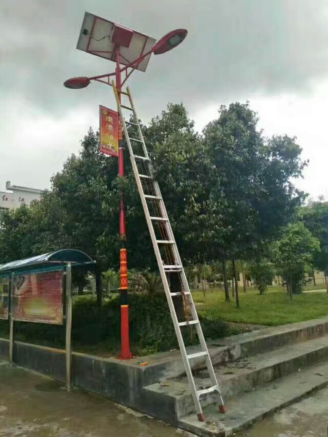 【華可工程】云南普洱88套民族特色太陽能路燈項目完工！