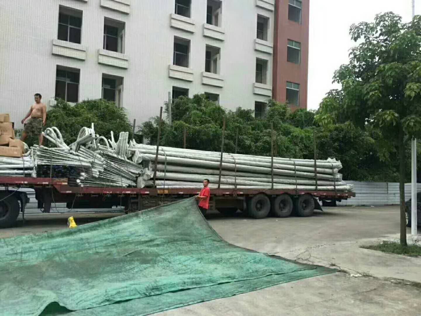 【華可路燈案例】甘肅200套農(nóng)村led太陽能路燈發(fā)整車！